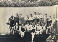 835752 Afbeelding van een groep zwemmers in een onbekend zwembad, mogelijk de Zweminrichting De Minstroom aan de ...
